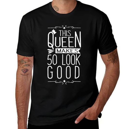 Womens 50th Birthday - This Queen Makes 50 Look Good  Trendy Pattern T-Shirt